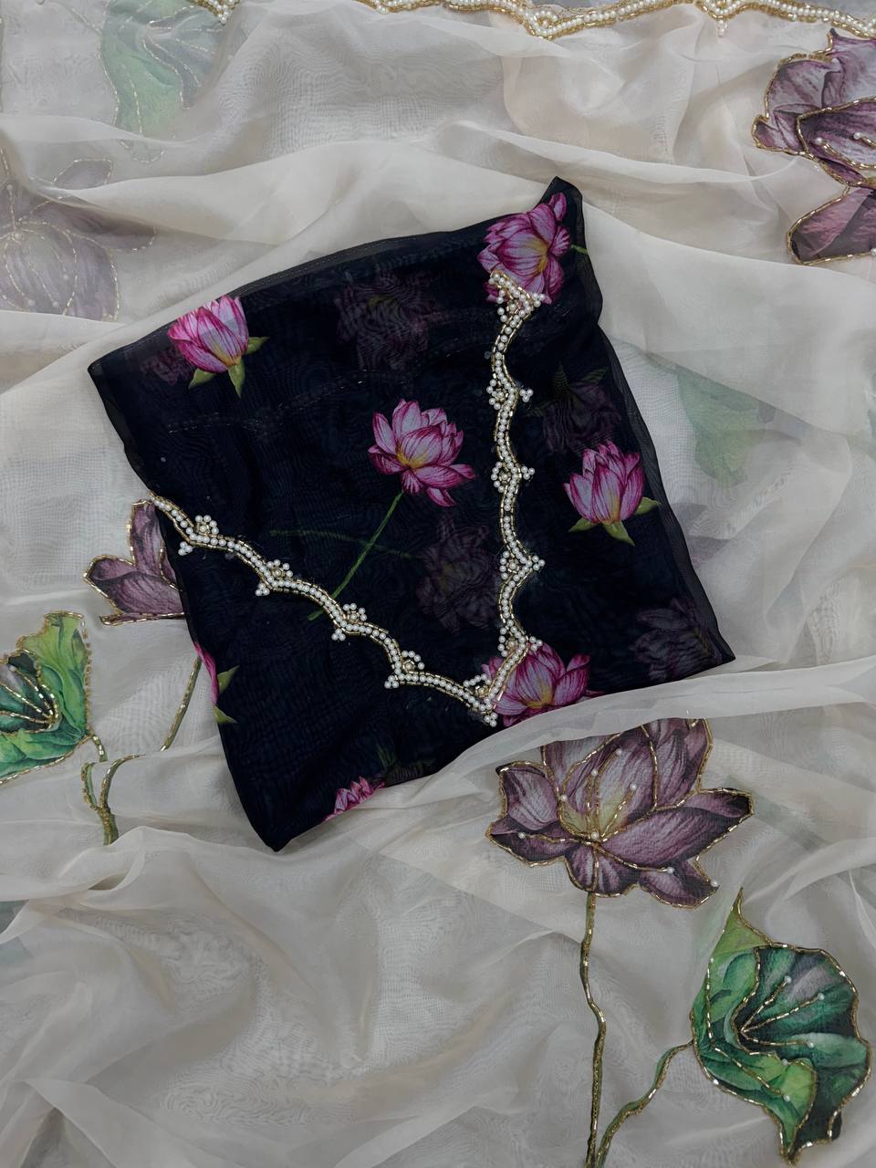 Women's Exquisite Lavender & White Organza Saree with Hand-Painted Lotus Floral Motifs & Gold Embellished Border – Complete with Matching Printed Blouse for Festive & Special Occasions - Image 9